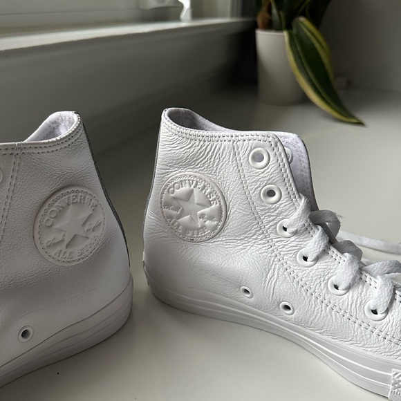 All white leather high-top converse size 7 - Picture 2 of 3